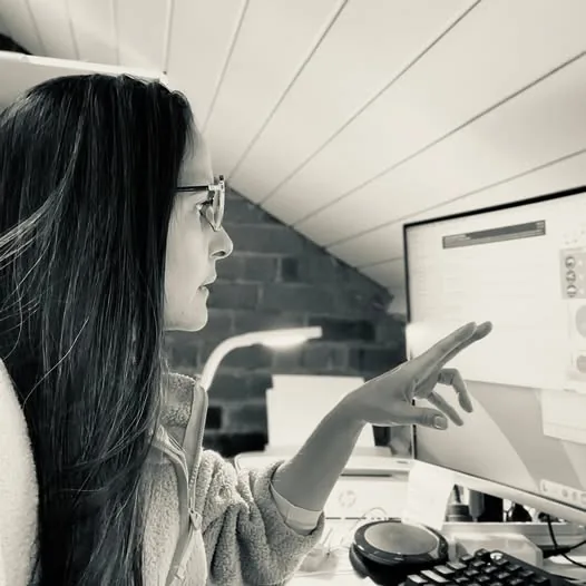 Carolina Cordeiro working at a desk